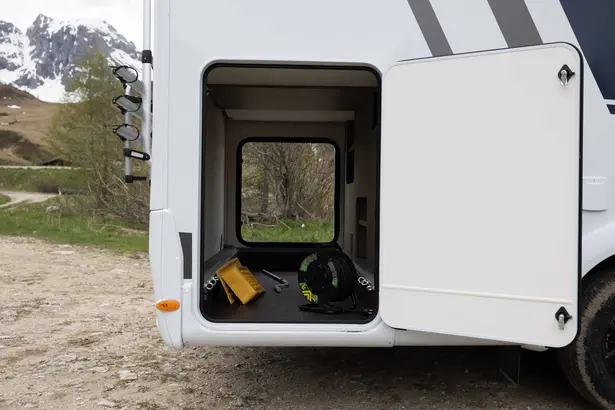 carado_wohmobil_kaufen_teilintegriert_serienausstattung_aufbau_stauraum